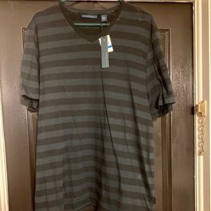 Black V-neck Perry Ellis T-shirt